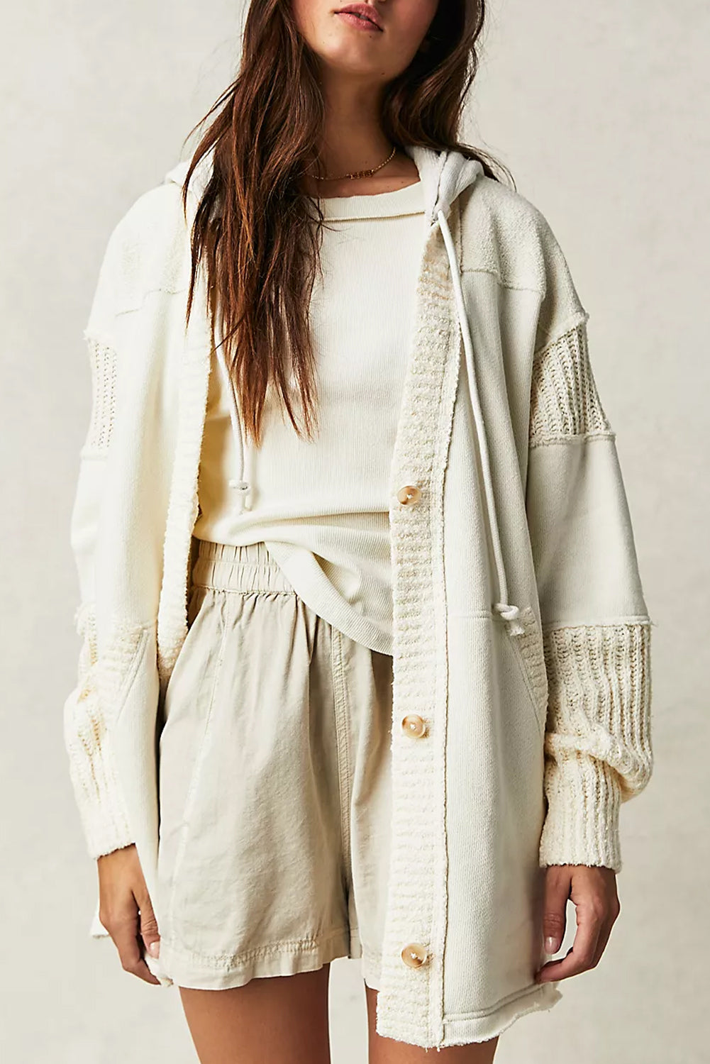 Dunkelgraue Strickjacke mit Patchwork-Knopfleiste und Kapuze