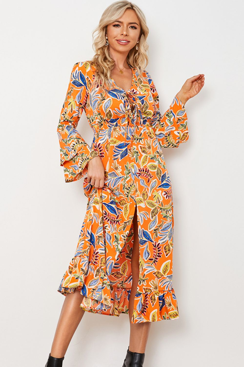 Robe imprimée à manches évasées superposées et nouée