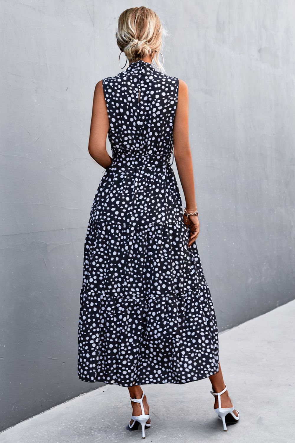 Robe imprimée à col montant sans manches avec ceinture et volants