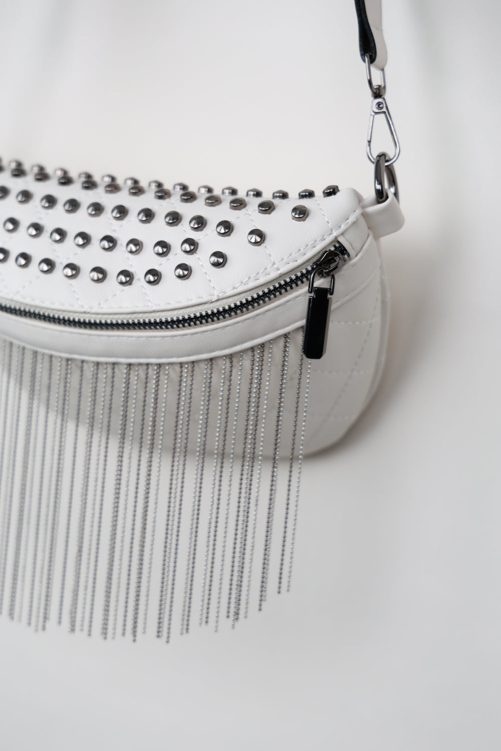 Schultertasche aus PU-Leder mit Nieten und Fransen