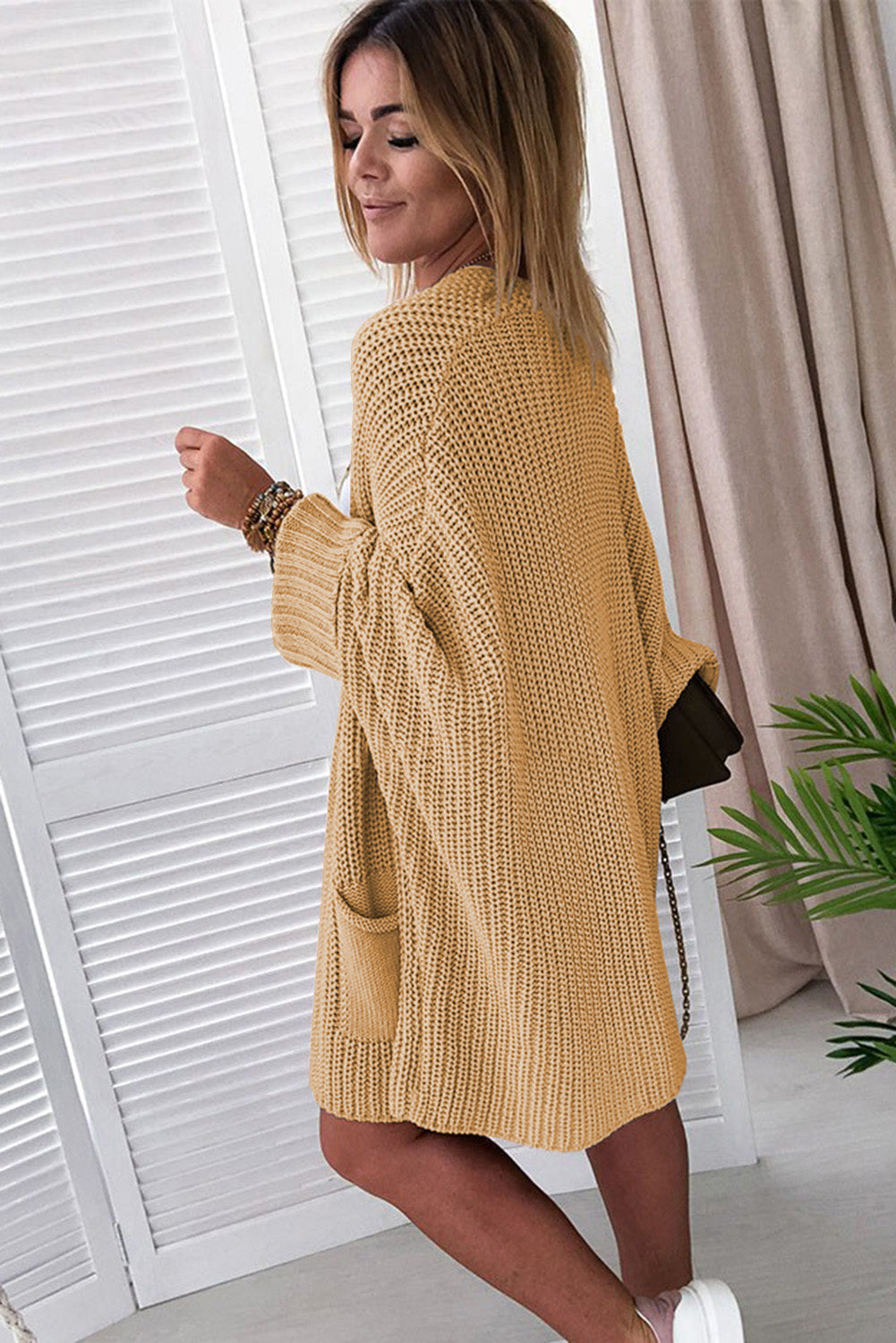 Graue Oversize-Strickjacke mit Zopfmuster und Fledermausärmeln