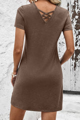 Mini-robe à manches courtes et col en V