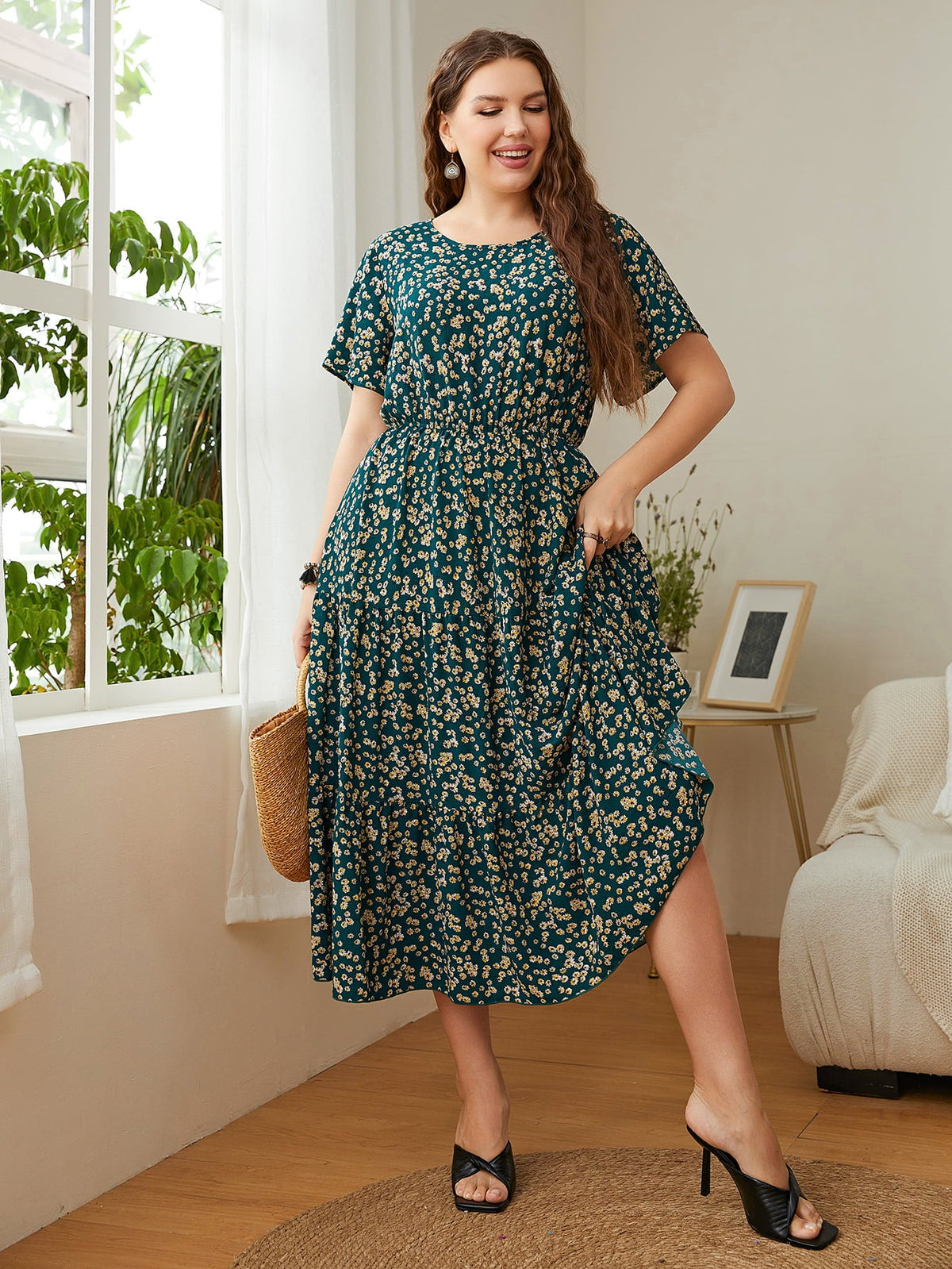 Robe mi-longue fleurie grande taille à col rond et manches courtes