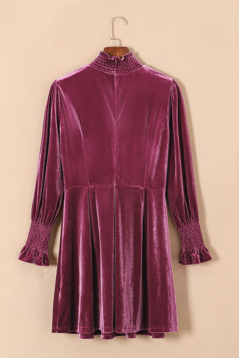 Robe en velours bordeaux à col montant et manches volantées