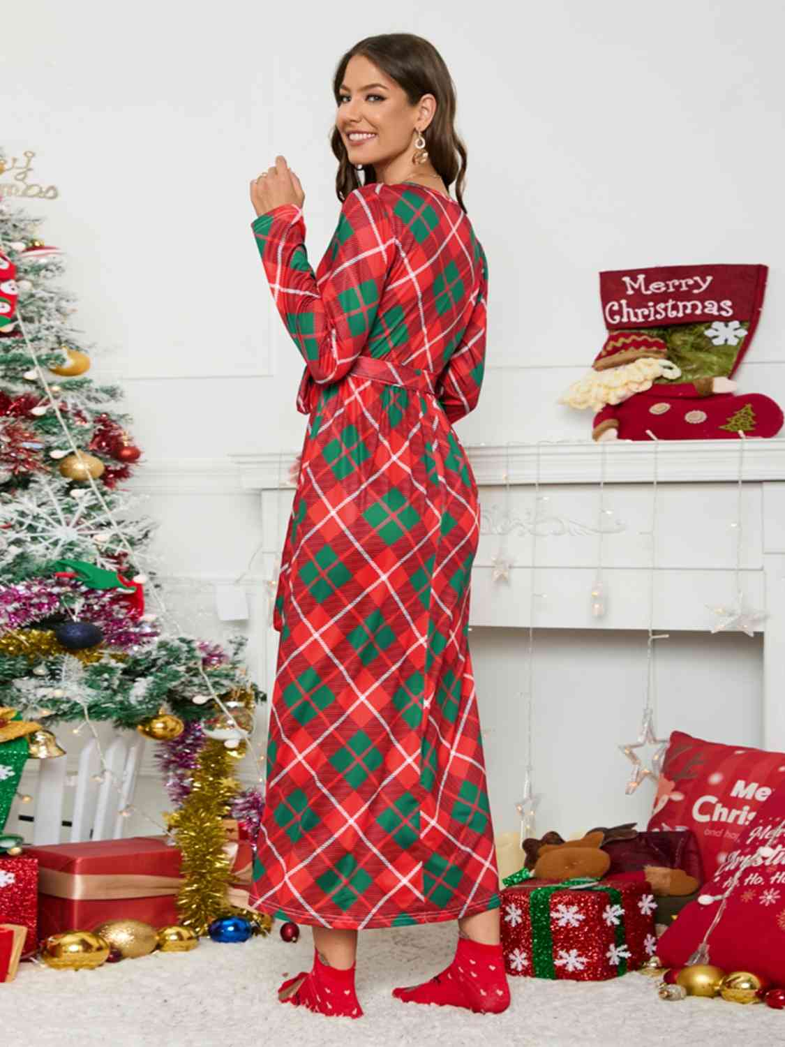 Robe à col surplis, manches longues et ceinture nouée