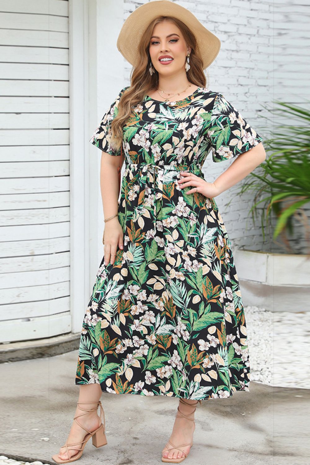 Robe fleurie grande taille à manches courtes et col rond
