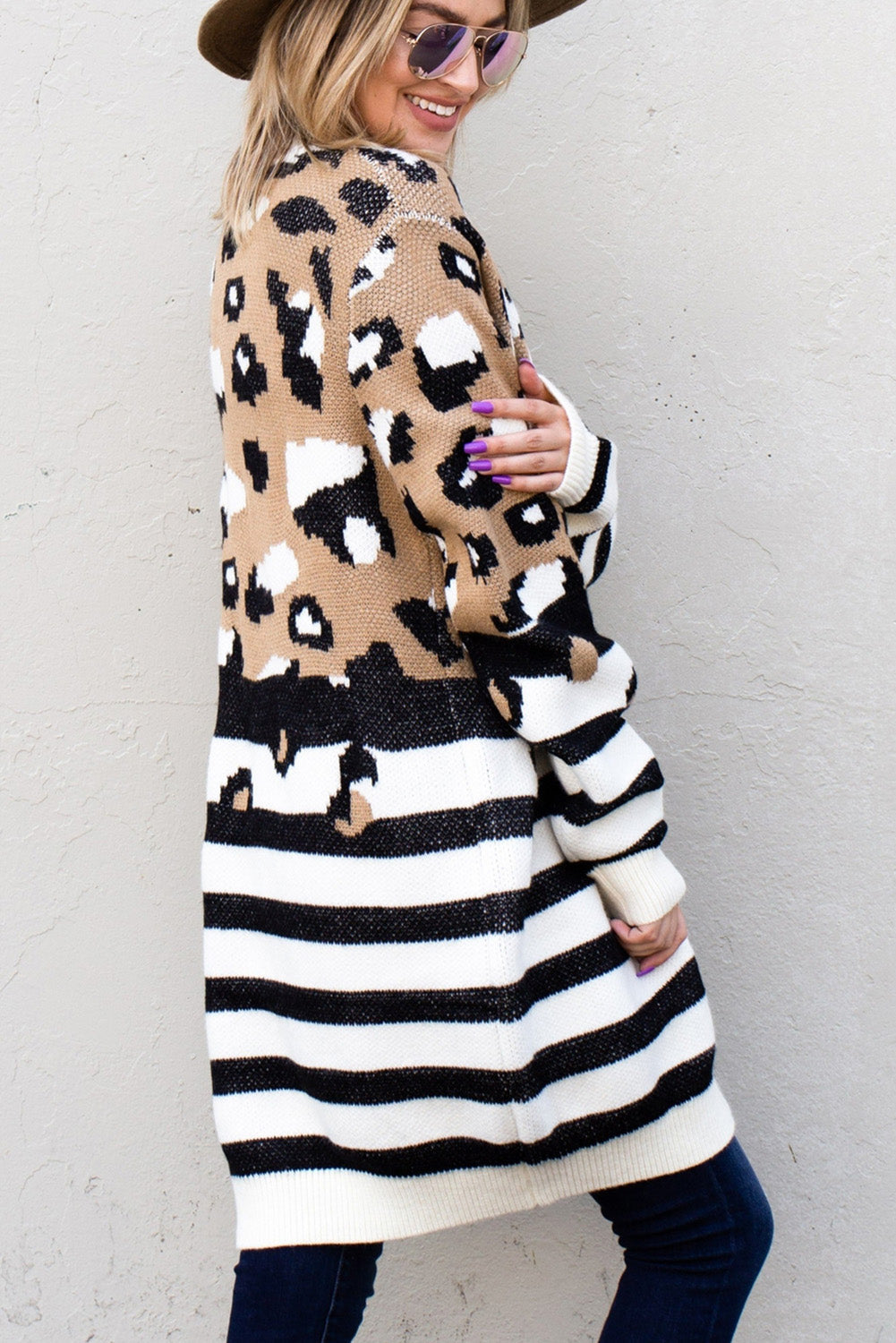 Braune, lange Strickjacke mit Leopardenmuster und Streifen