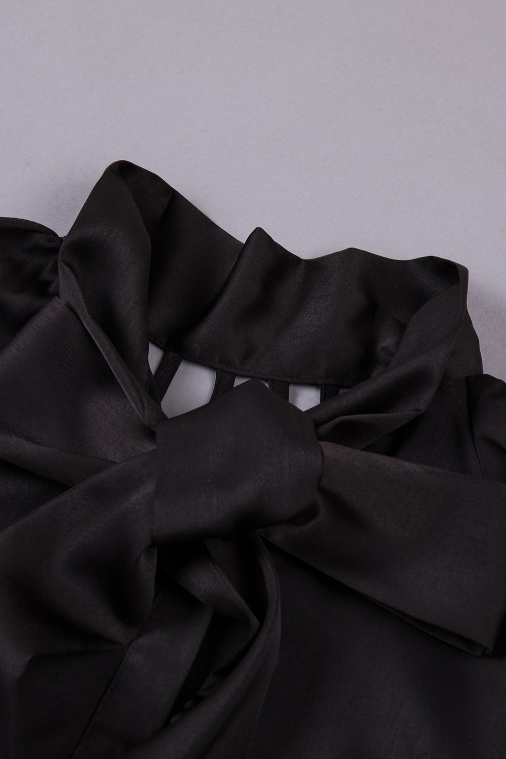 Chemise à col noué et bretelles dans le dos