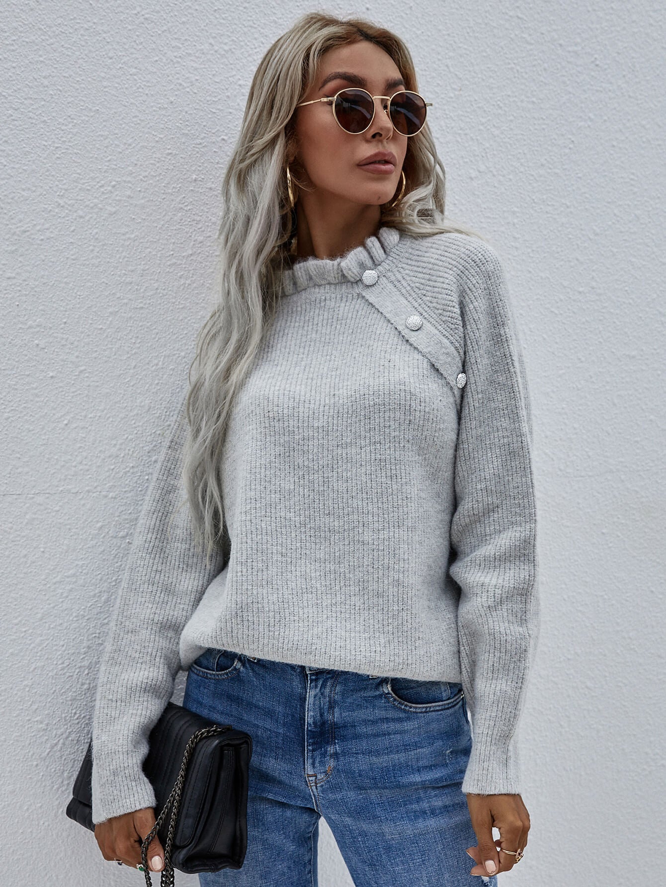 Rippstrickpullover mit Knopfdetail und Rüschenkragen