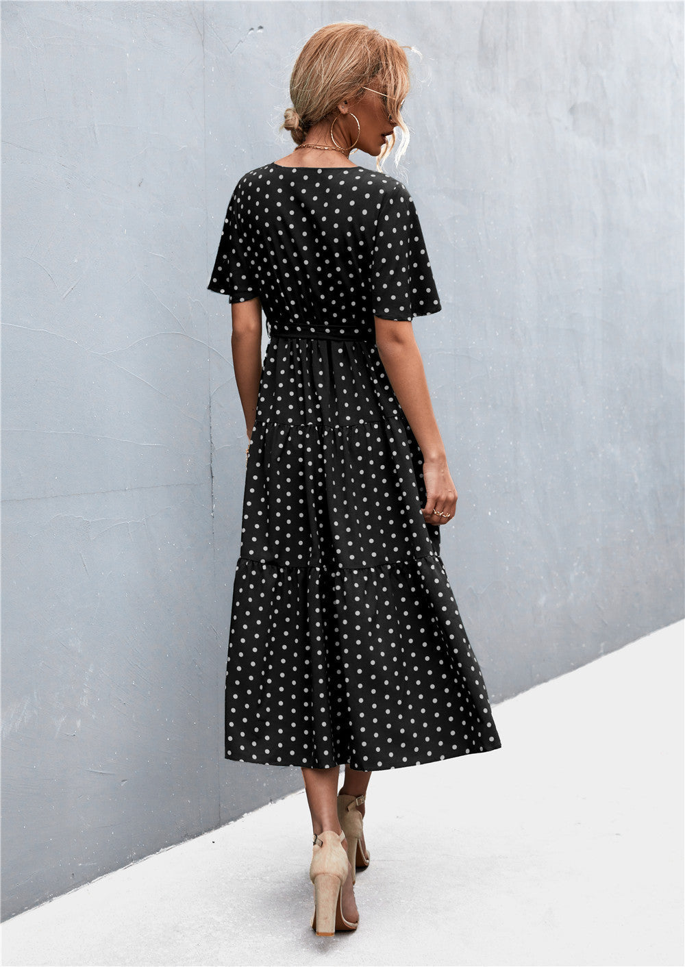 Robe imprimée à col en V et manches flottantes avec ceinture