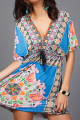 Bedrucktes Minikleid mit tiefem V-Ausschnitt