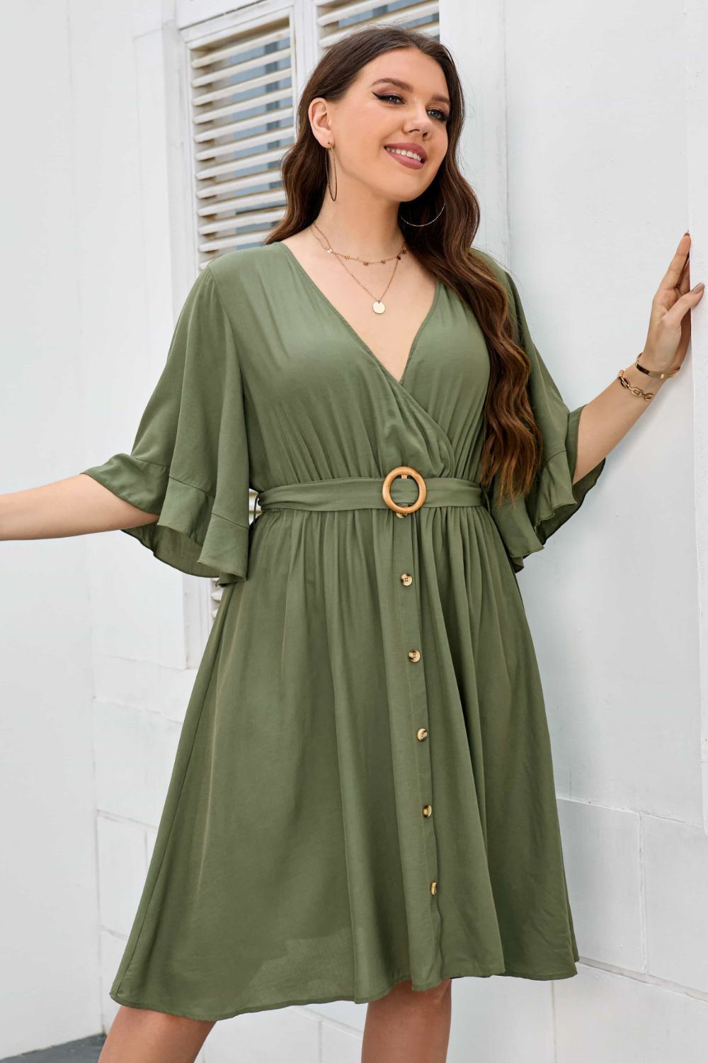 Robe grande taille à col surplis et manches mi-longues