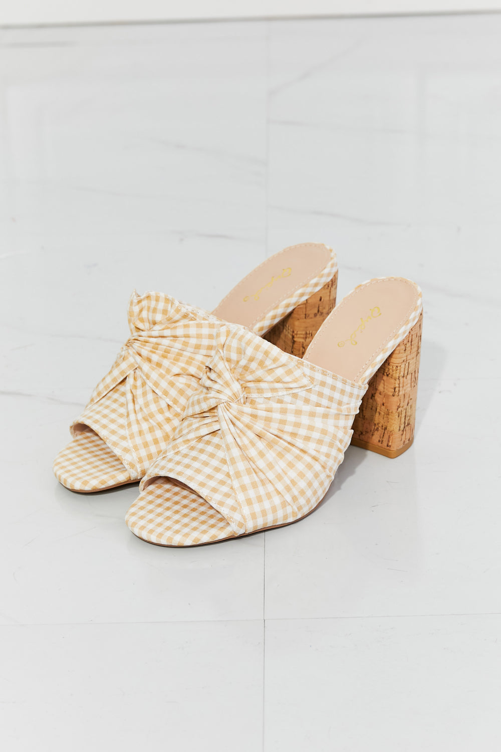 Qupid – Freshly Picked – Pantoletten mit verdrehtem Peeptoe und Blockabsatz