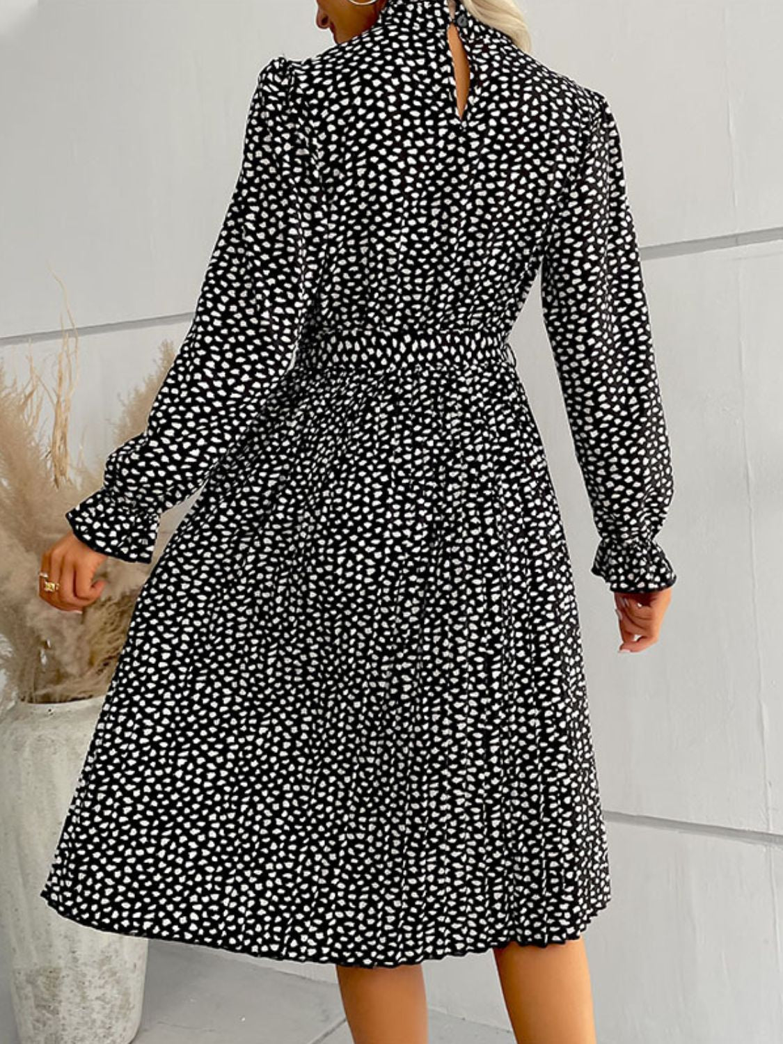 Robe mi-longue imprimée à volants et taille nouée