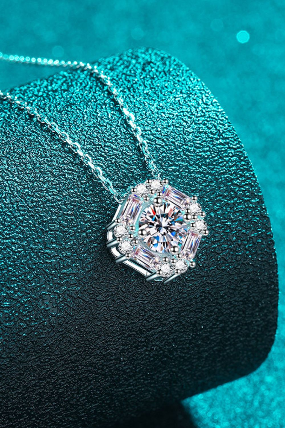 Collier chaîne avec pendentif géométrique en moissanite