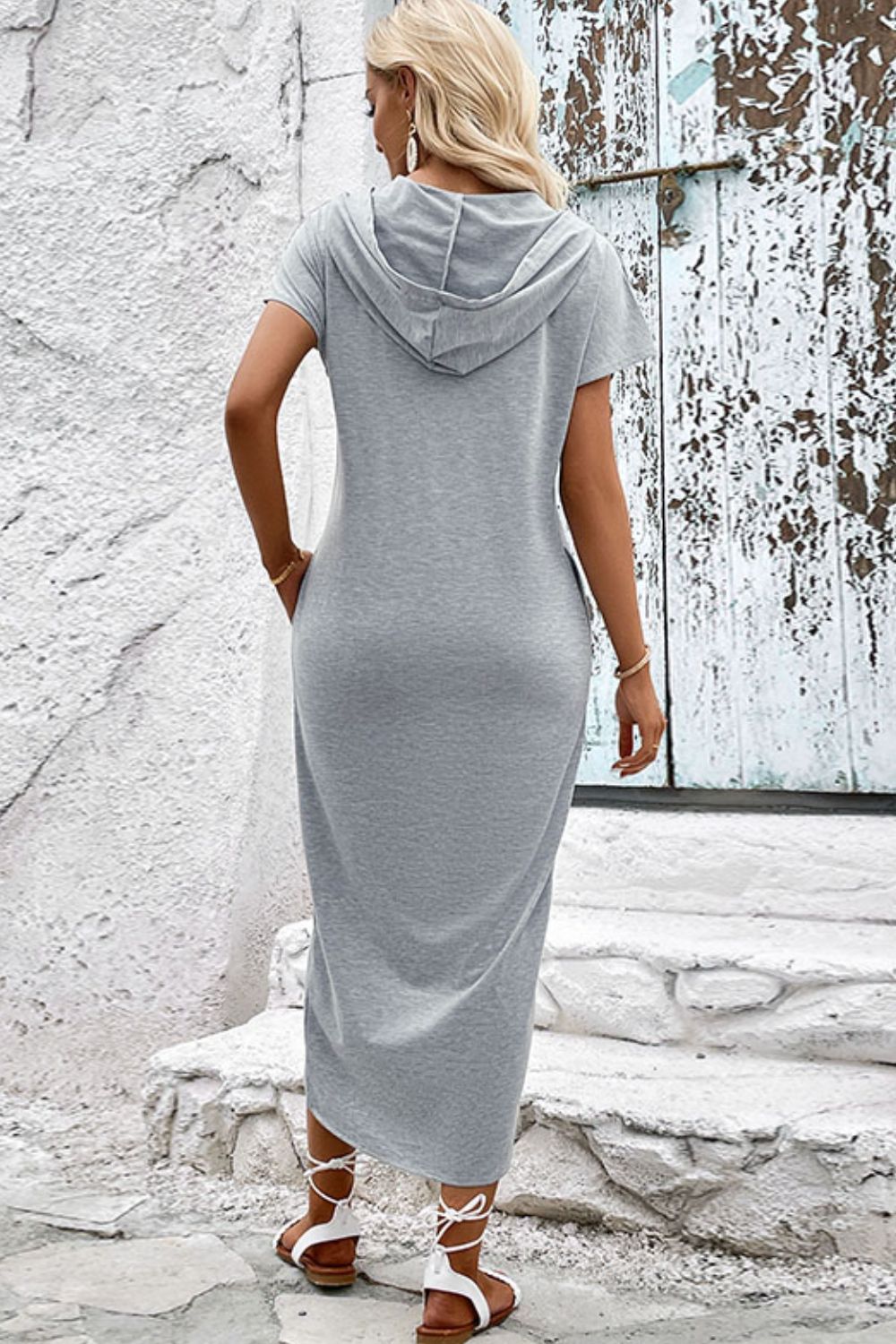 Robe à capuche fendue sur le devant et à manches courtes