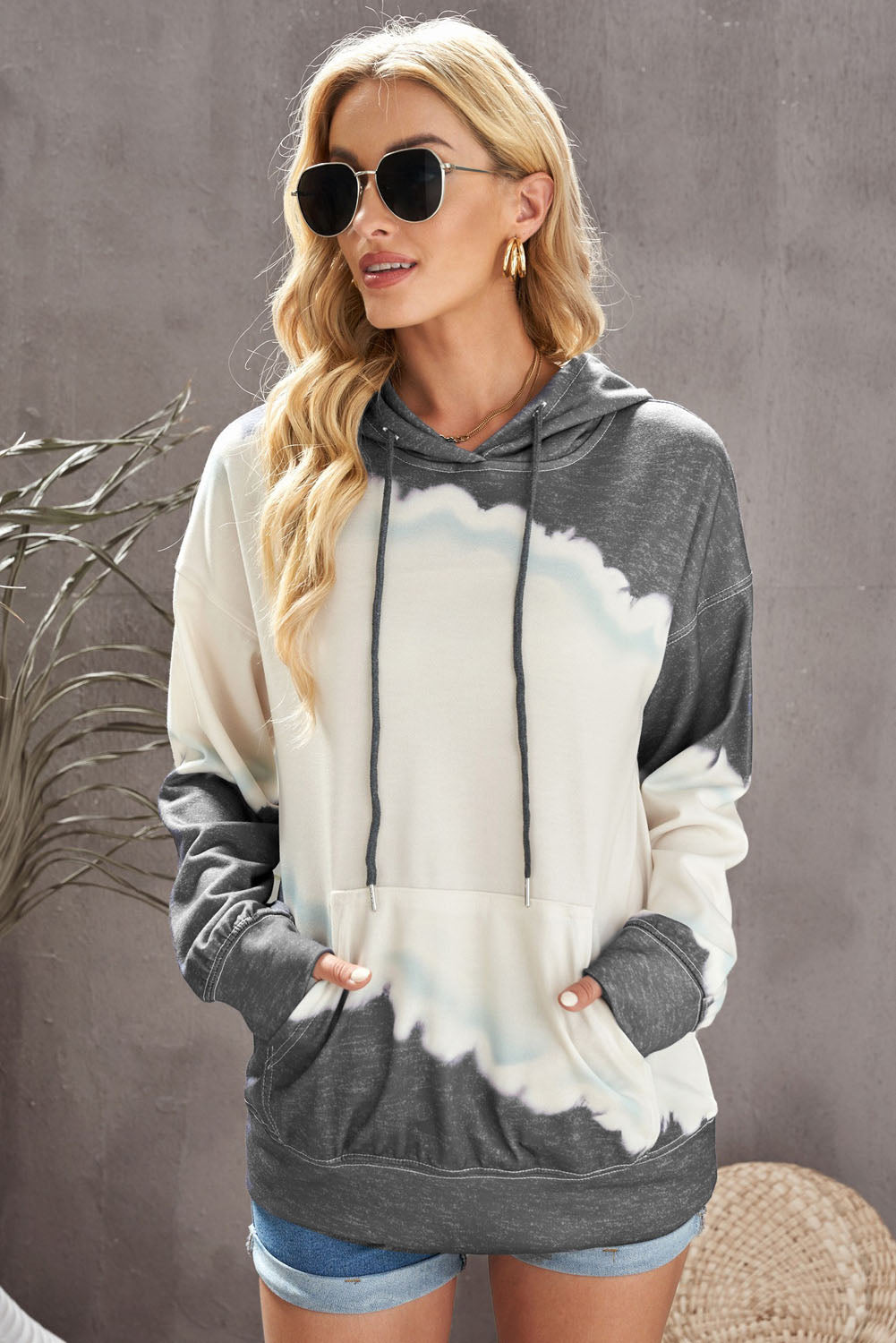 Hoodie mit Batik-Farbblock und Kordelzug