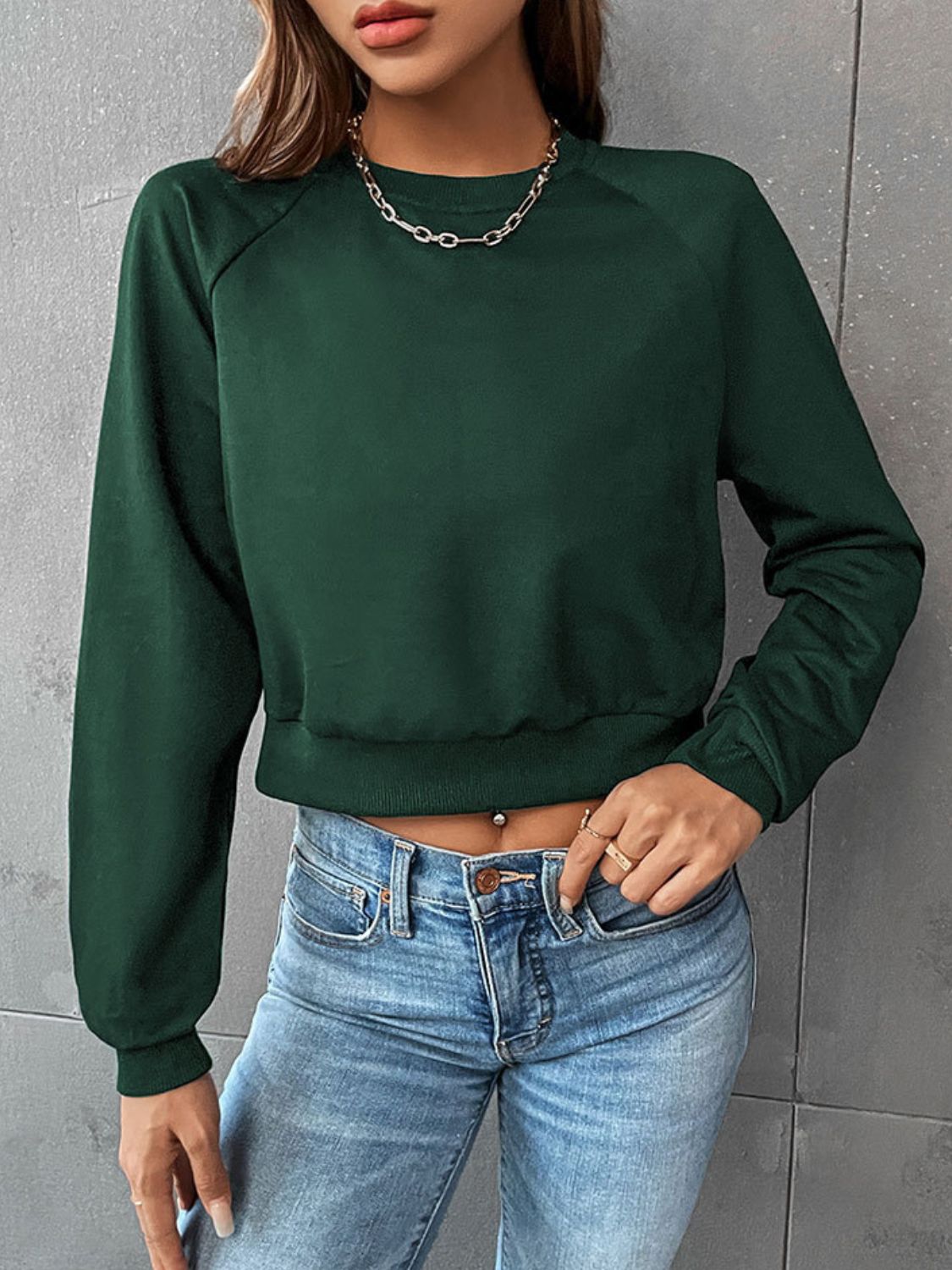 Kurzes Sweatshirt mit Raglanärmeln und Rundhalsausschnitt