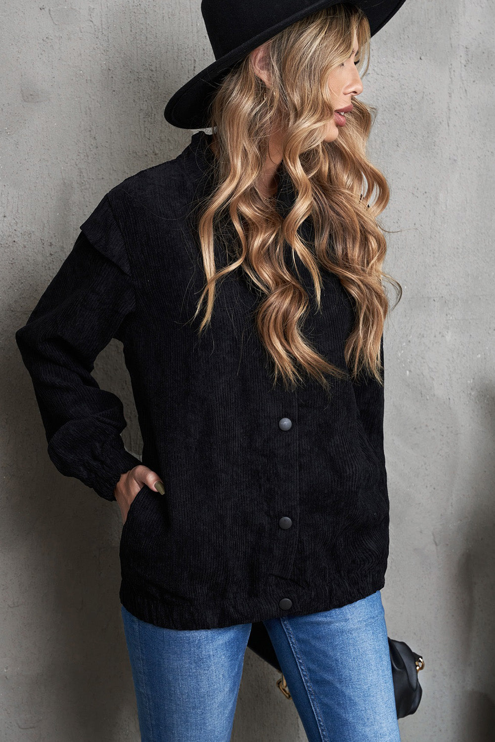 Veste-chemise en velours côtelé avec boutons-pression sur le devant et détails sur les épaules
