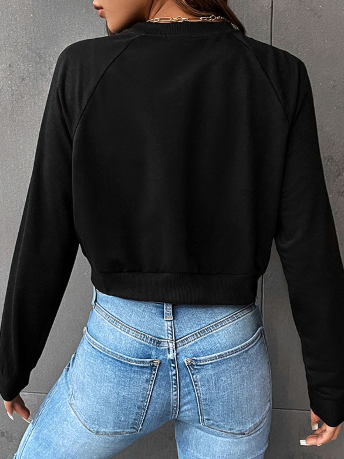 Kurzes Sweatshirt mit Raglanärmeln und Rundhalsausschnitt