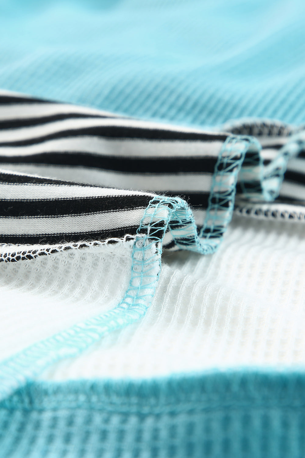 Gestreifte Strickjacke mit Farbblockdesign und offener Vorderseite