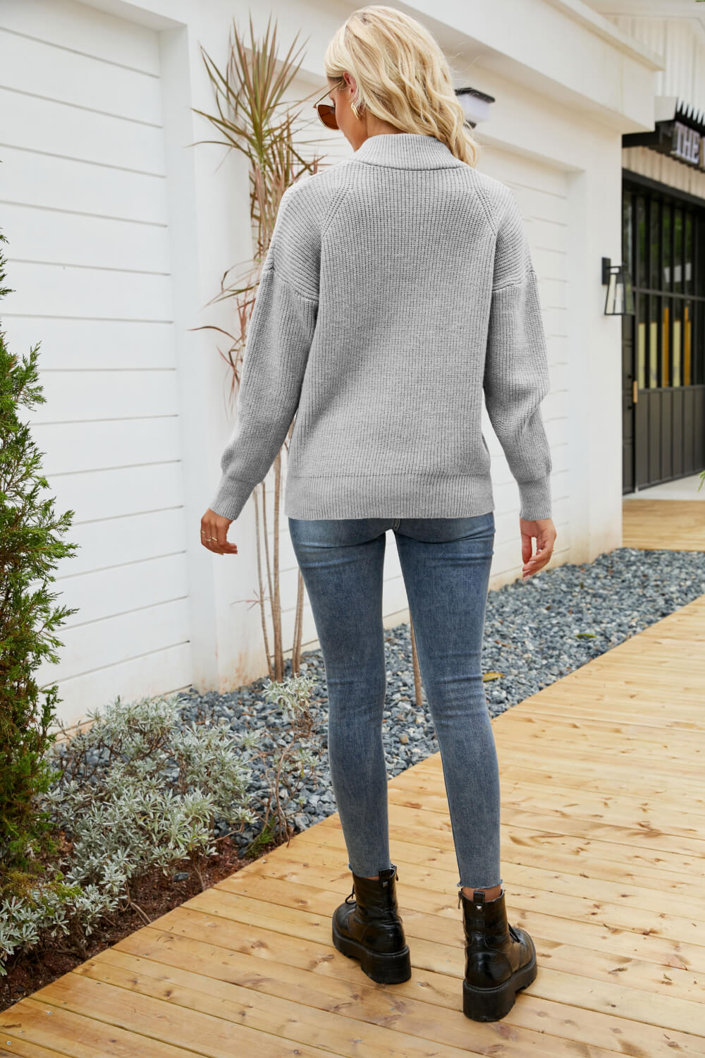 Rippstrickpullover mit Viertelreißverschluss und Kragen