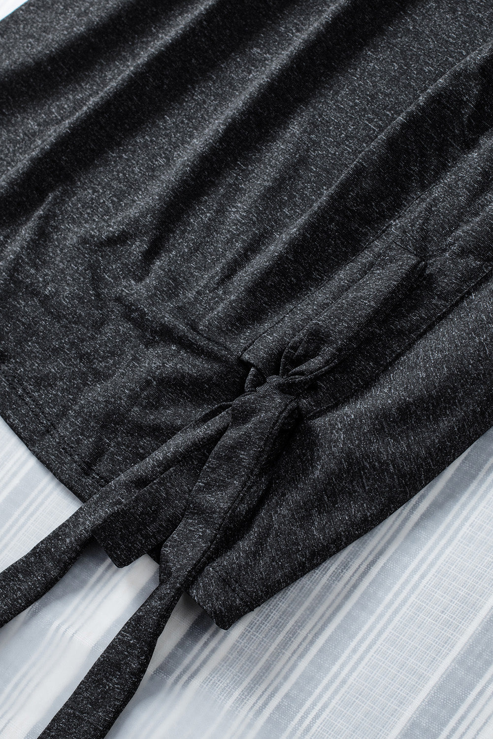 Robe à manches courtes et col rond froncé avec cordon de serrage