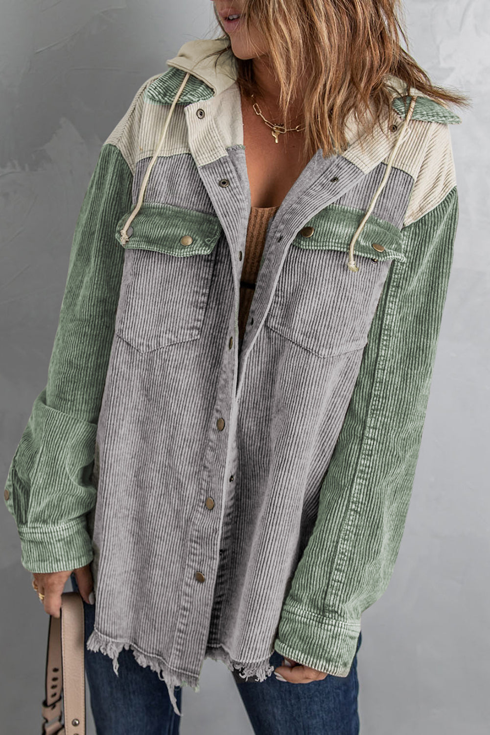 Veste-chemise à capuche en velours côtelé avec boutons-pression sur le devant