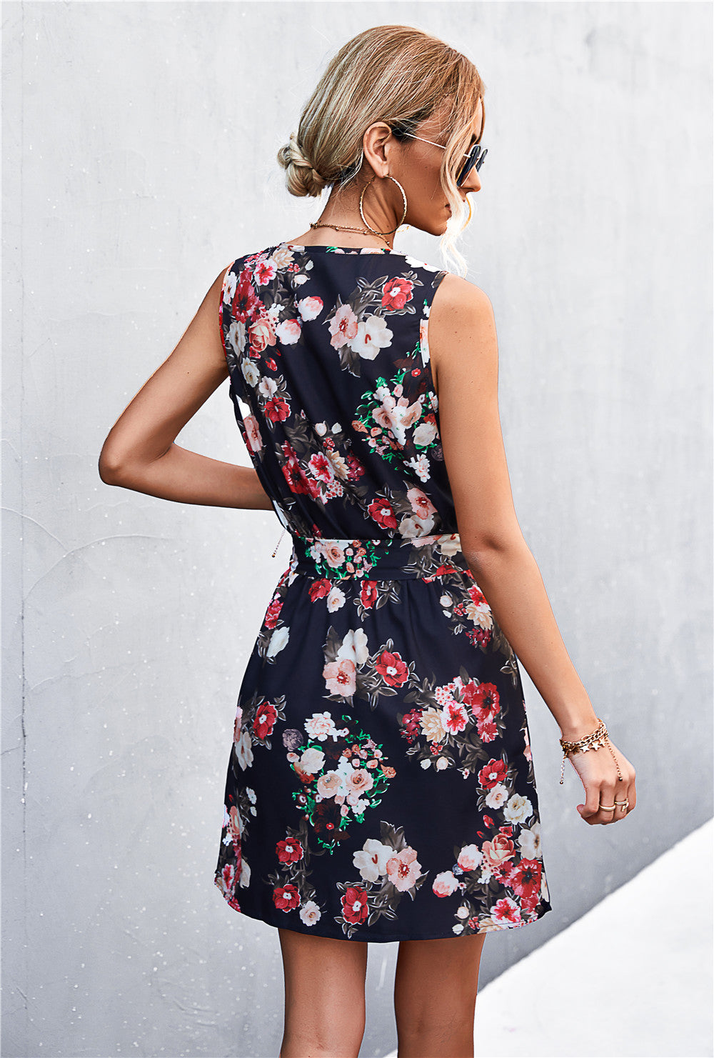 Robe sans manches à ceinture et détails zippés imprimés