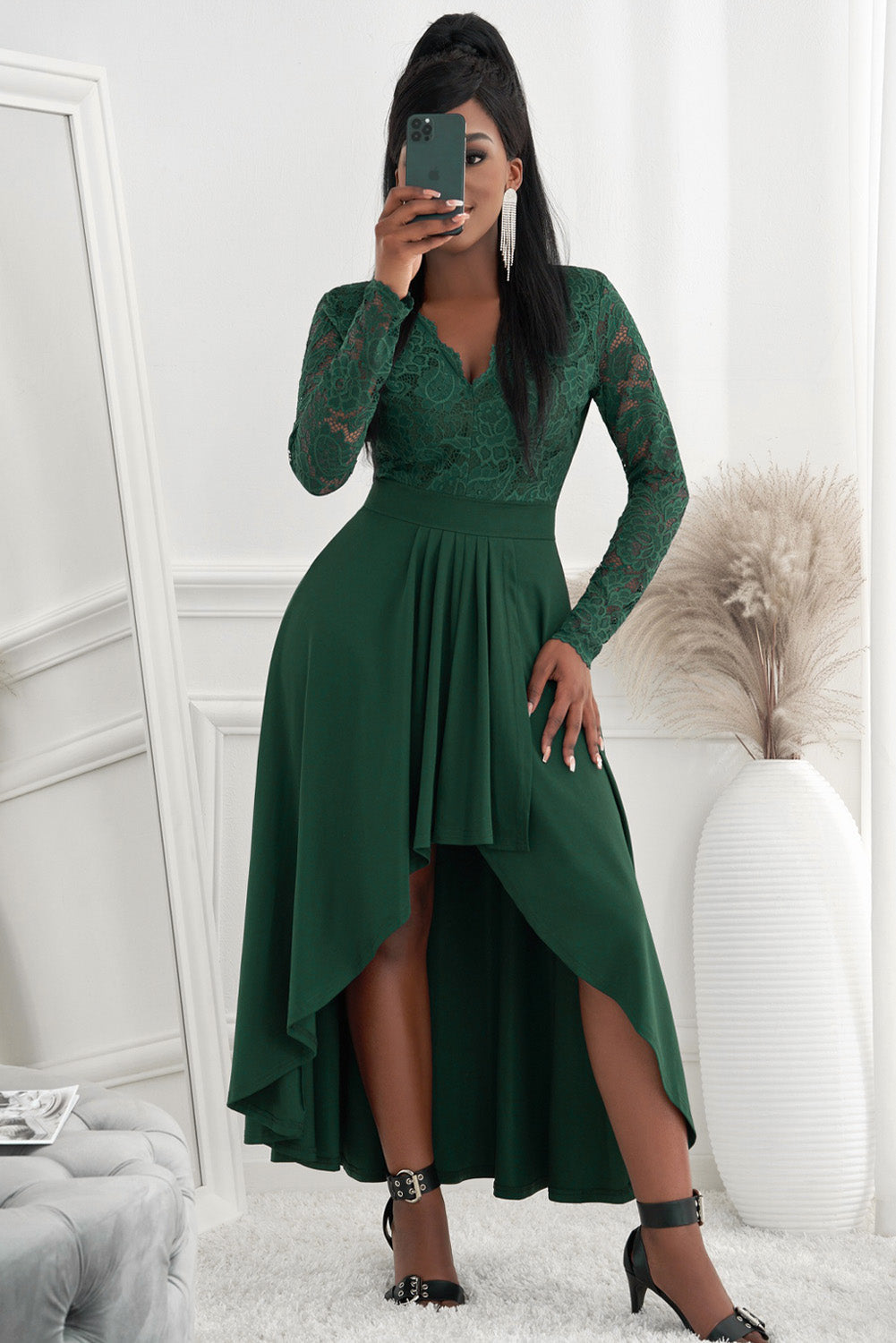 Robe en dentelle à col en V asymétrique