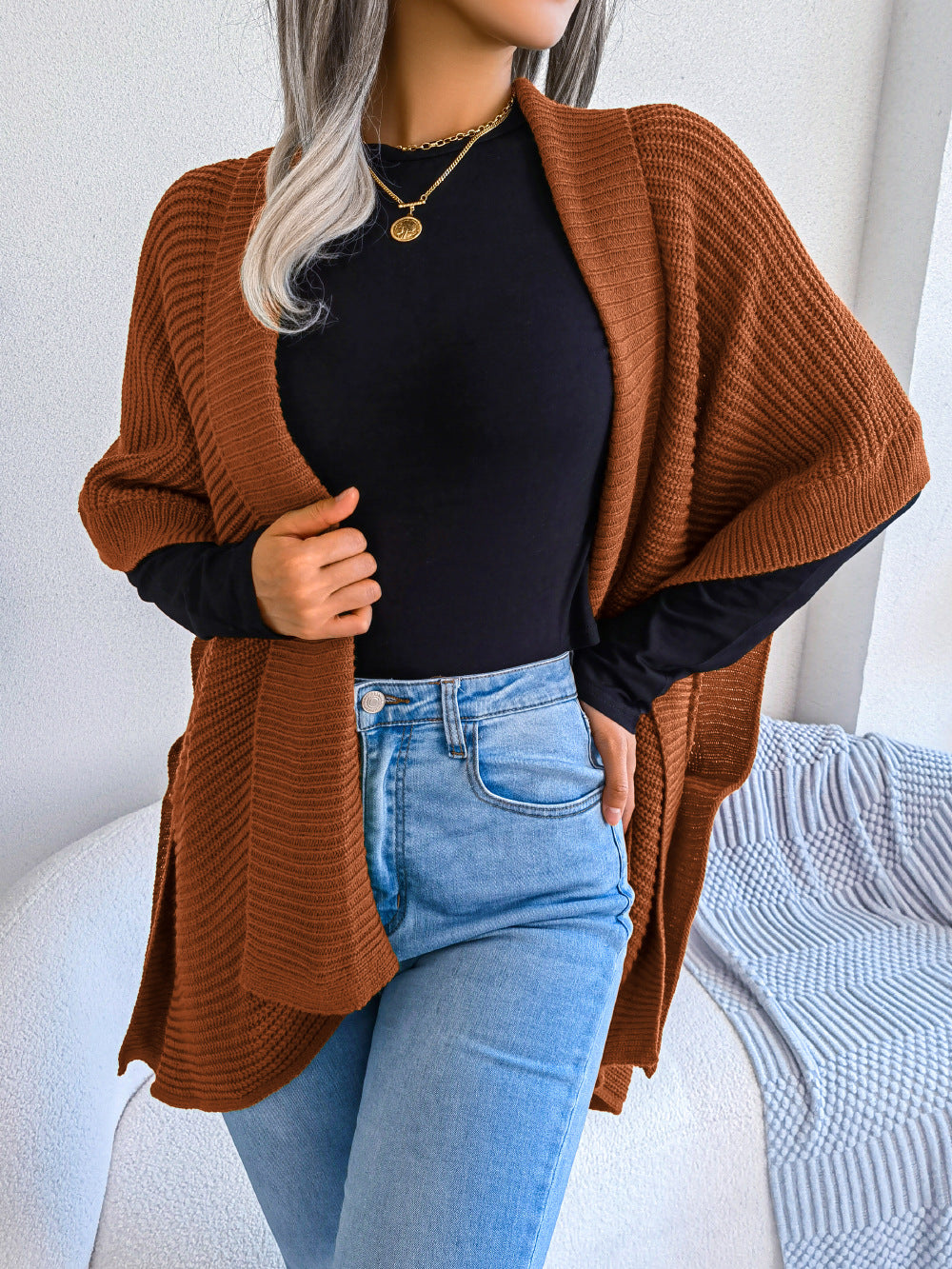 Strickjacke mit horizontaler Rippung und offenem Schlitz vorne
