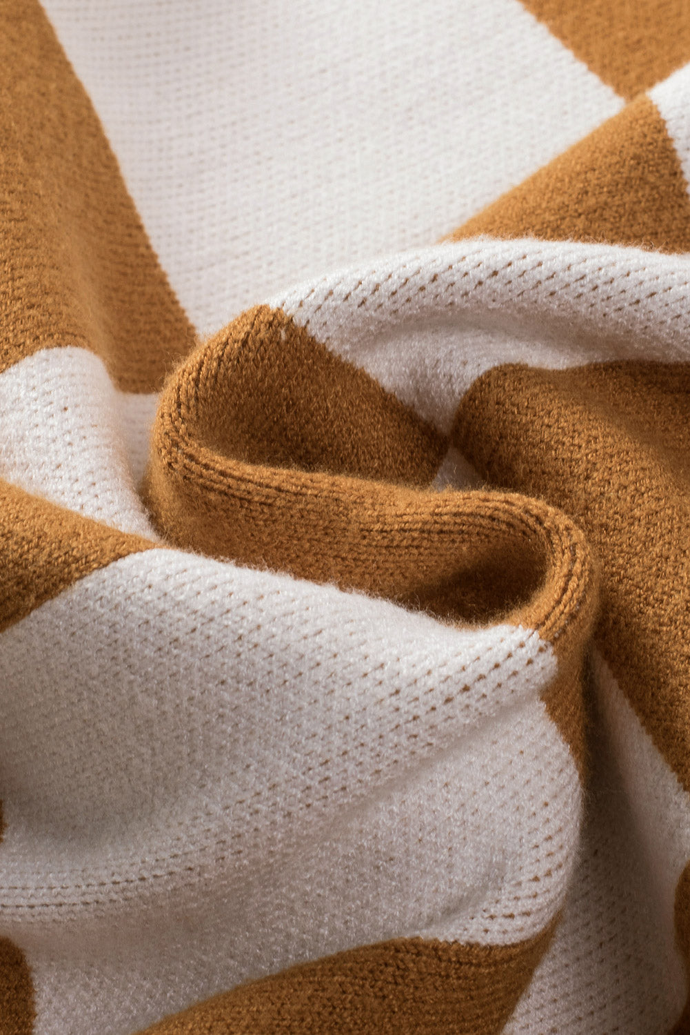 Braune Strickjacke mit Farbblock-Muster und geripptem Strick und Knopfleiste