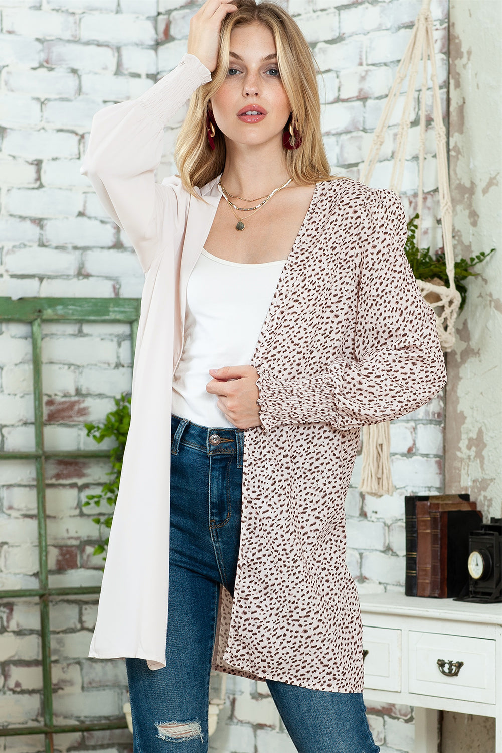 Khakifarbene, leichte Strickjacke mit Tiermuster und Farbblockdesign und Bischofsärmeln
