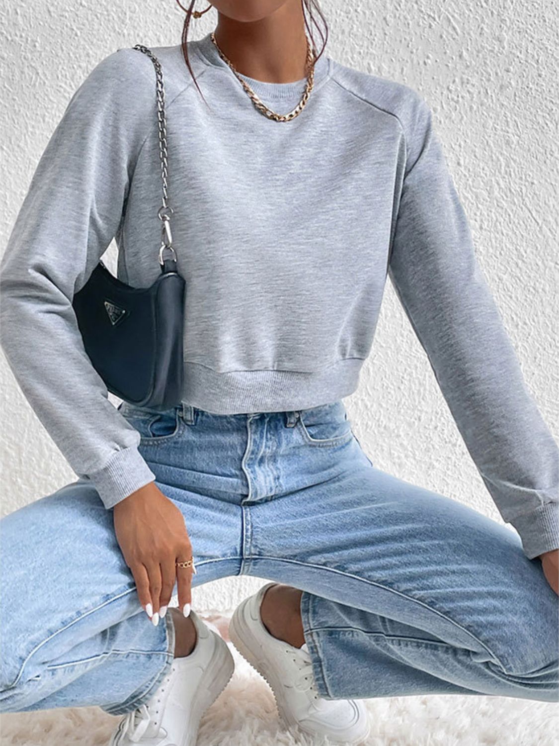 Kurzes Sweatshirt mit Raglanärmeln und Rundhalsausschnitt