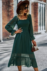 Robe à pois suisses à col carré et smocks