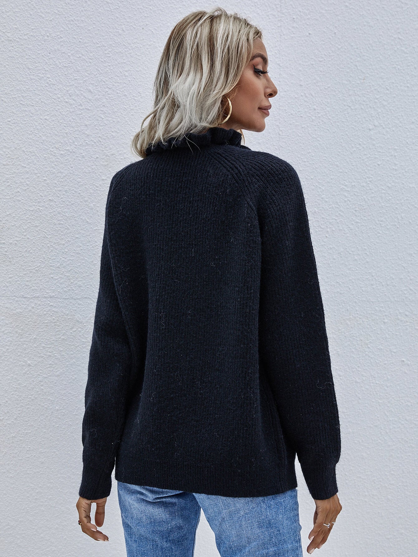 Rippstrickpullover mit Knopfdetail und Rüschenkragen