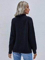 Rippstrickpullover mit Knopfdetail und Rüschenkragen