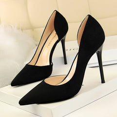 Flache Pumps aus Wildleder mit spitzer Zehenpartie