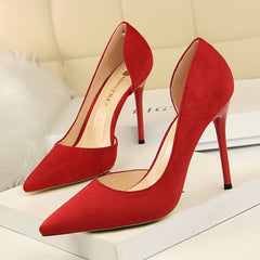 Flache Pumps aus Wildleder mit spitzer Zehenpartie