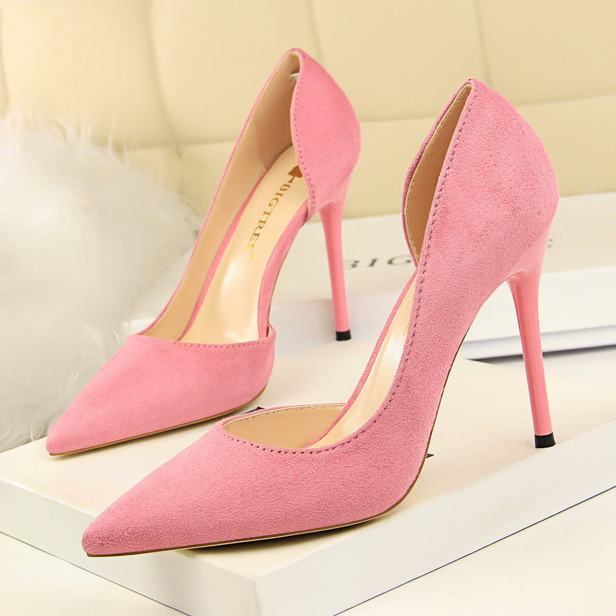 Flache Pumps aus Wildleder mit spitzer Zehenpartie