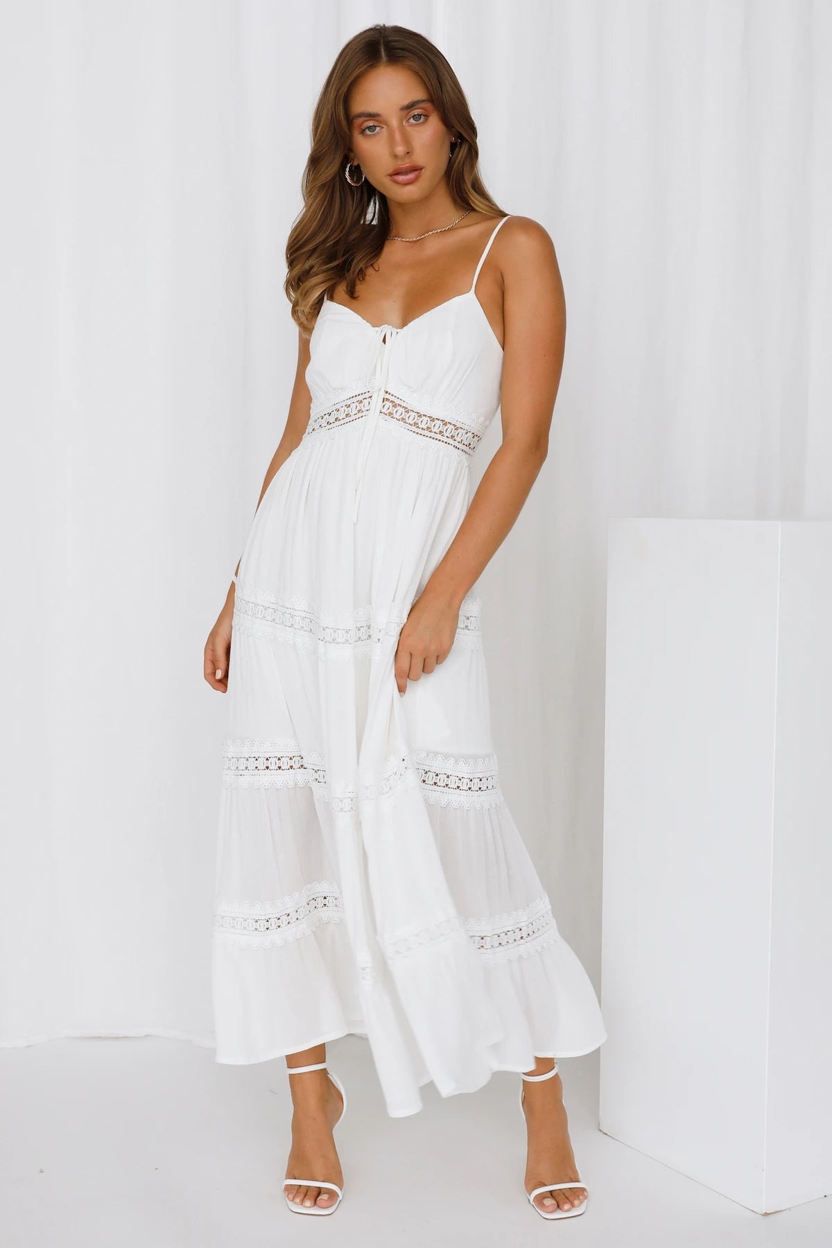 Sommerkleid, schlicht, V-Ausschnitt, Brust, Schnürung, weißes A-Linien-Kleid