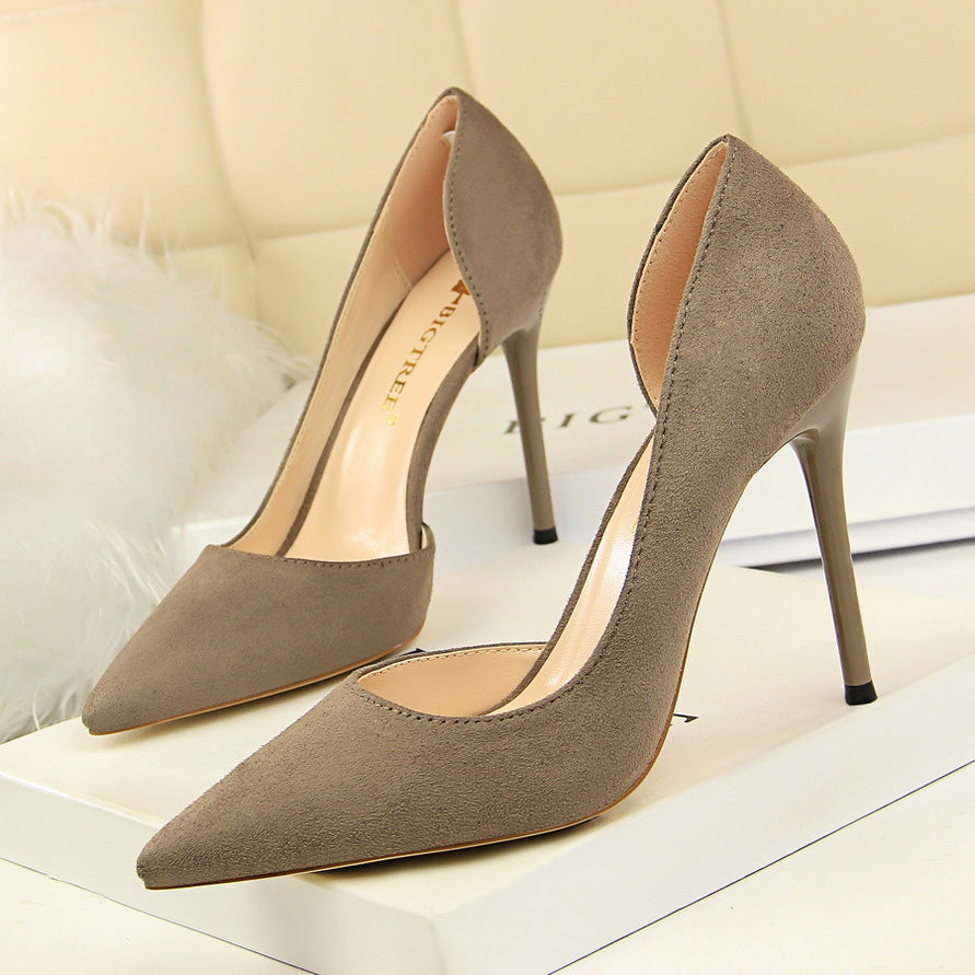 Flache Pumps aus Wildleder mit spitzer Zehenpartie