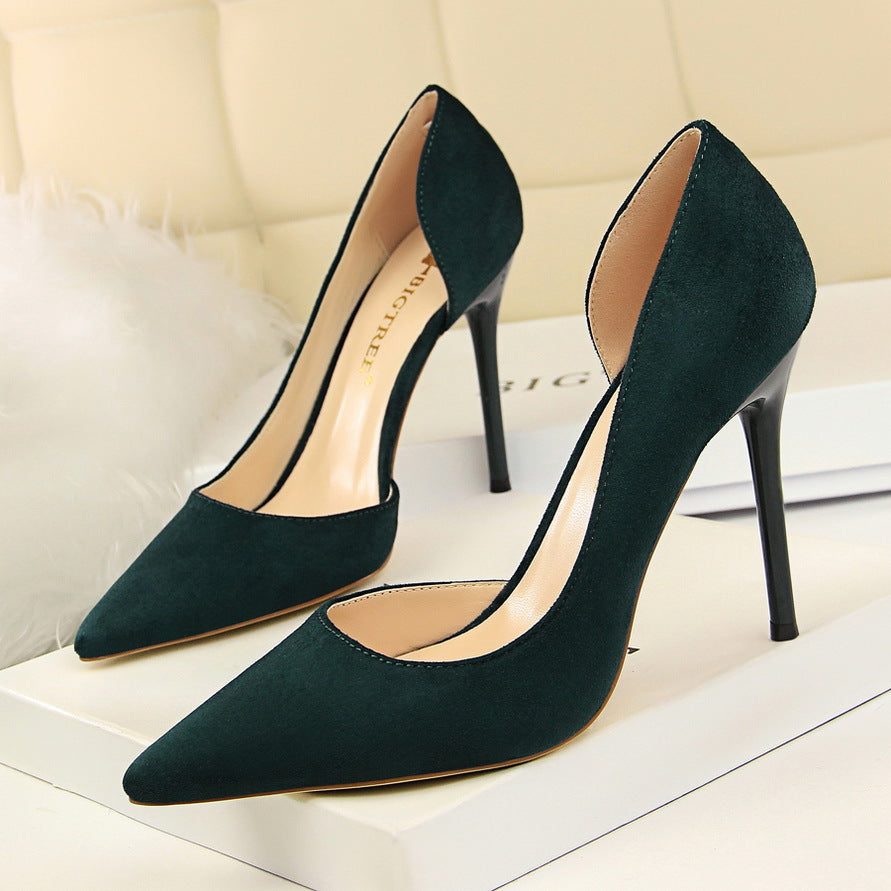 Flache Pumps aus Wildleder mit spitzer Zehenpartie
