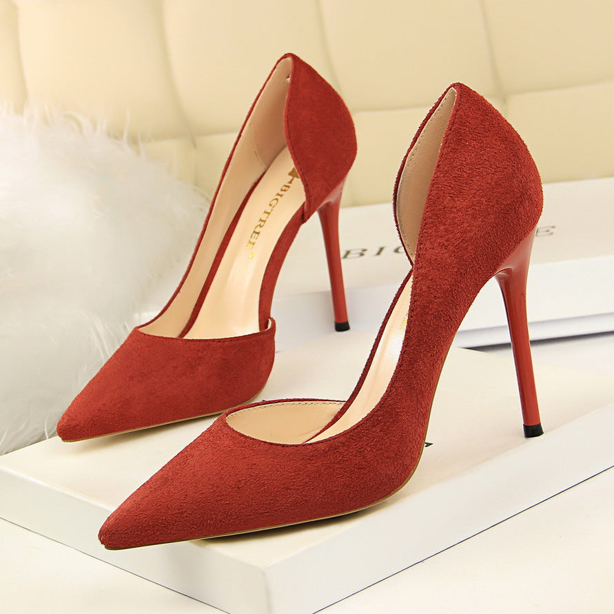 Flache Pumps aus Wildleder mit spitzer Zehenpartie