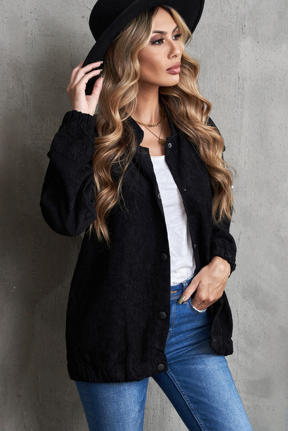 Veste-chemise en velours côtelé avec boutons-pression sur le devant et détails sur les épaules