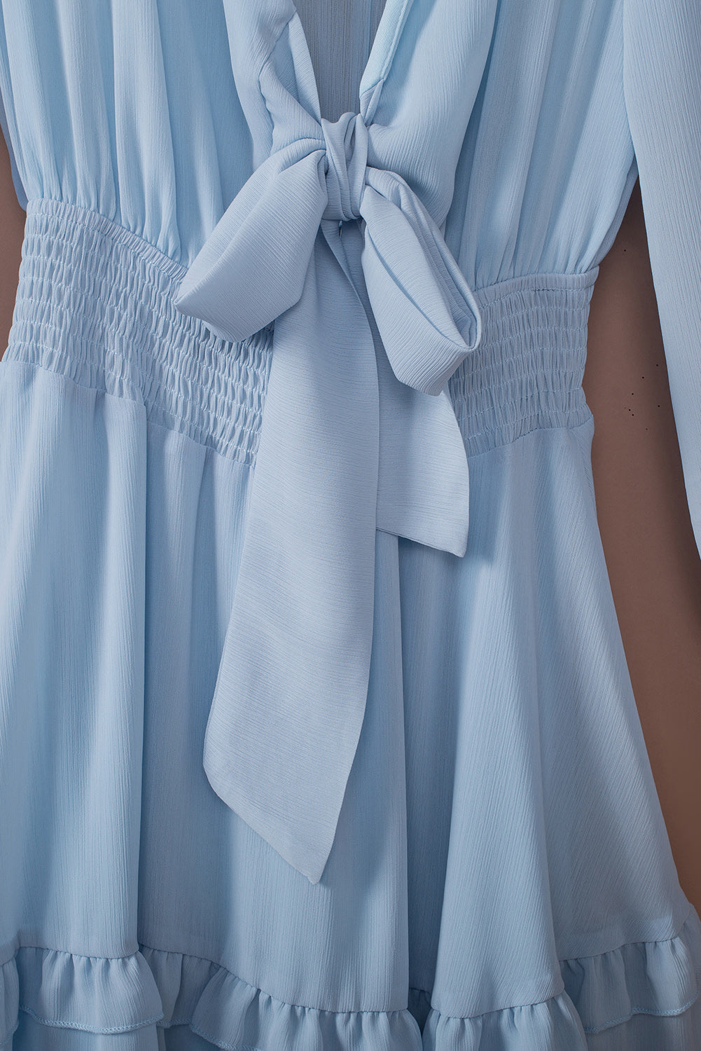 Robe à volants et taille froncée et décolleté plongeant