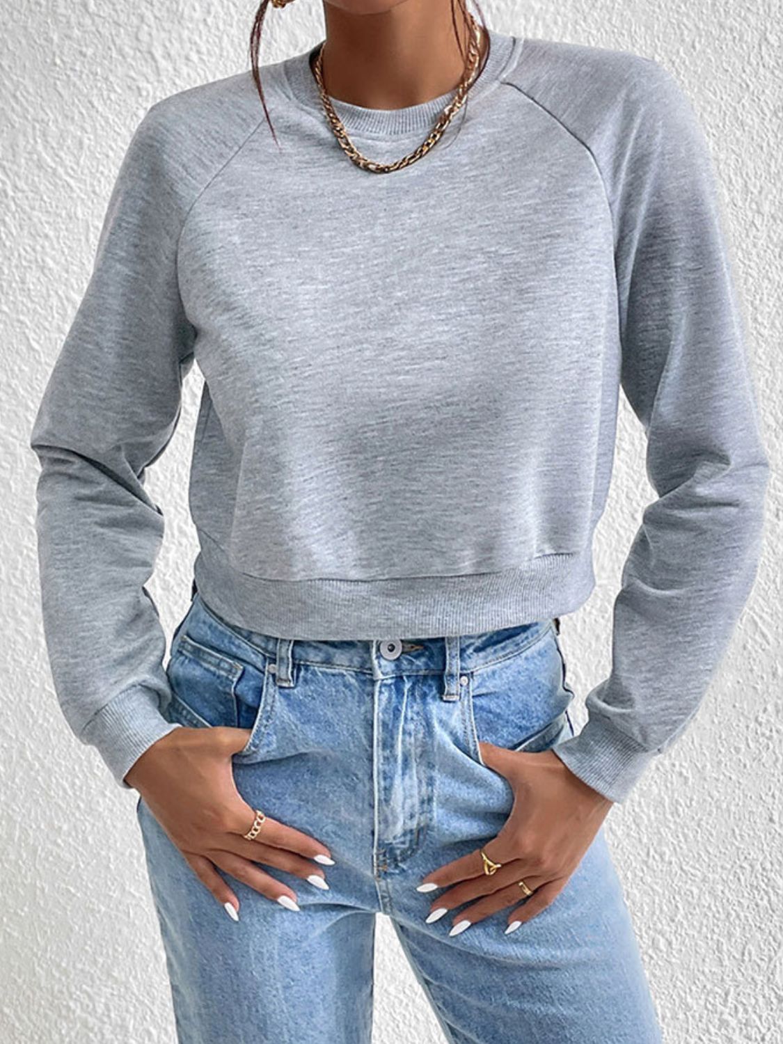 Kurzes Sweatshirt mit Raglanärmeln und Rundhalsausschnitt