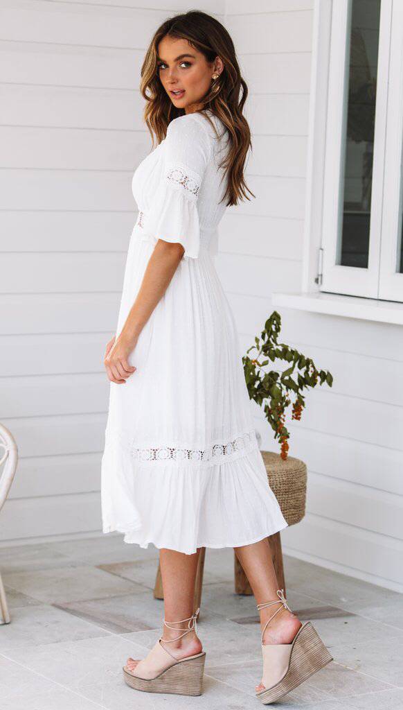 Kleid mit tiefem V-Ausschnitt und Spitzenstickerei