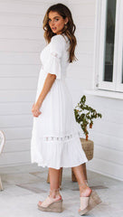 Kleid mit tiefem V-Ausschnitt und Spitzenstickerei