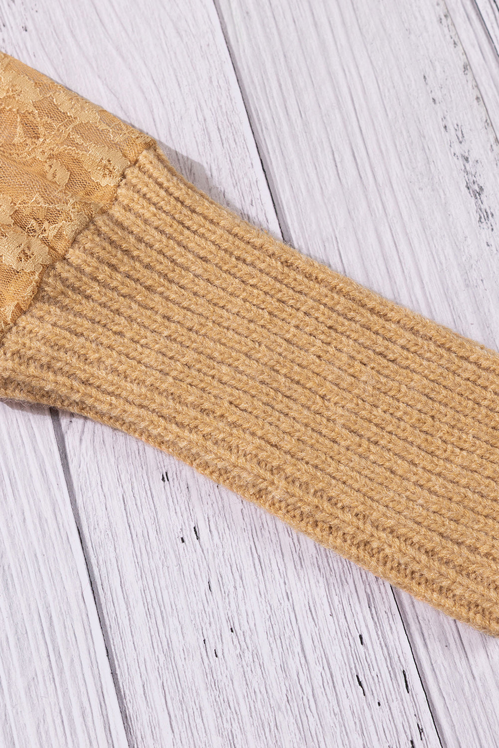 Robe en tricot à manches en dentelle et col en V